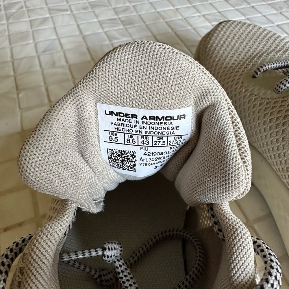 Under Armour Beige Mesh Trainers with Black Logo and Camo Heel - Picture 5 of 6